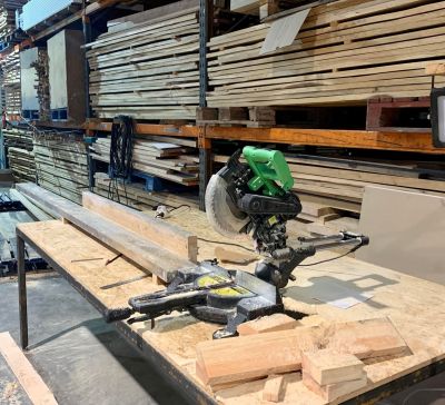 Piła używana do cięcia drewna konstrukcyjnego - do budowy domków mobilnych.